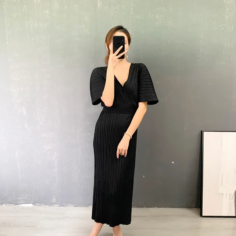 

Changpleat 2021 autumn new women's V-neck evening dress Miyak fold Hepburn style plus size waist slim black bag hip dress