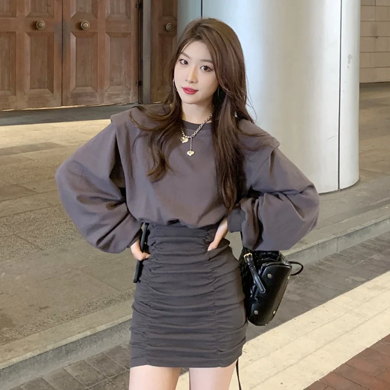 Женское платье с длинным рукавом серая облегающая короткая юбка на бедрах модель