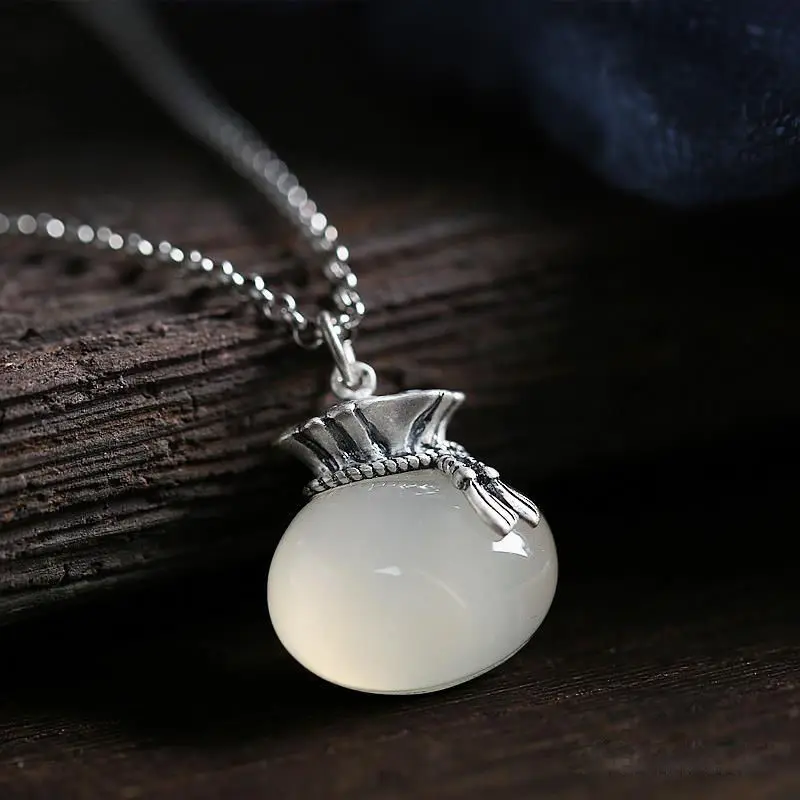 

Кулон из натурального халцедона из чистого серебра S990 пробы