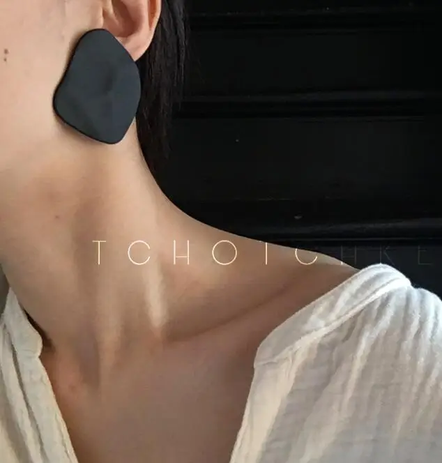 Женские серьги-гвоздики в виде кованого диска сережки стиле панк вечерние