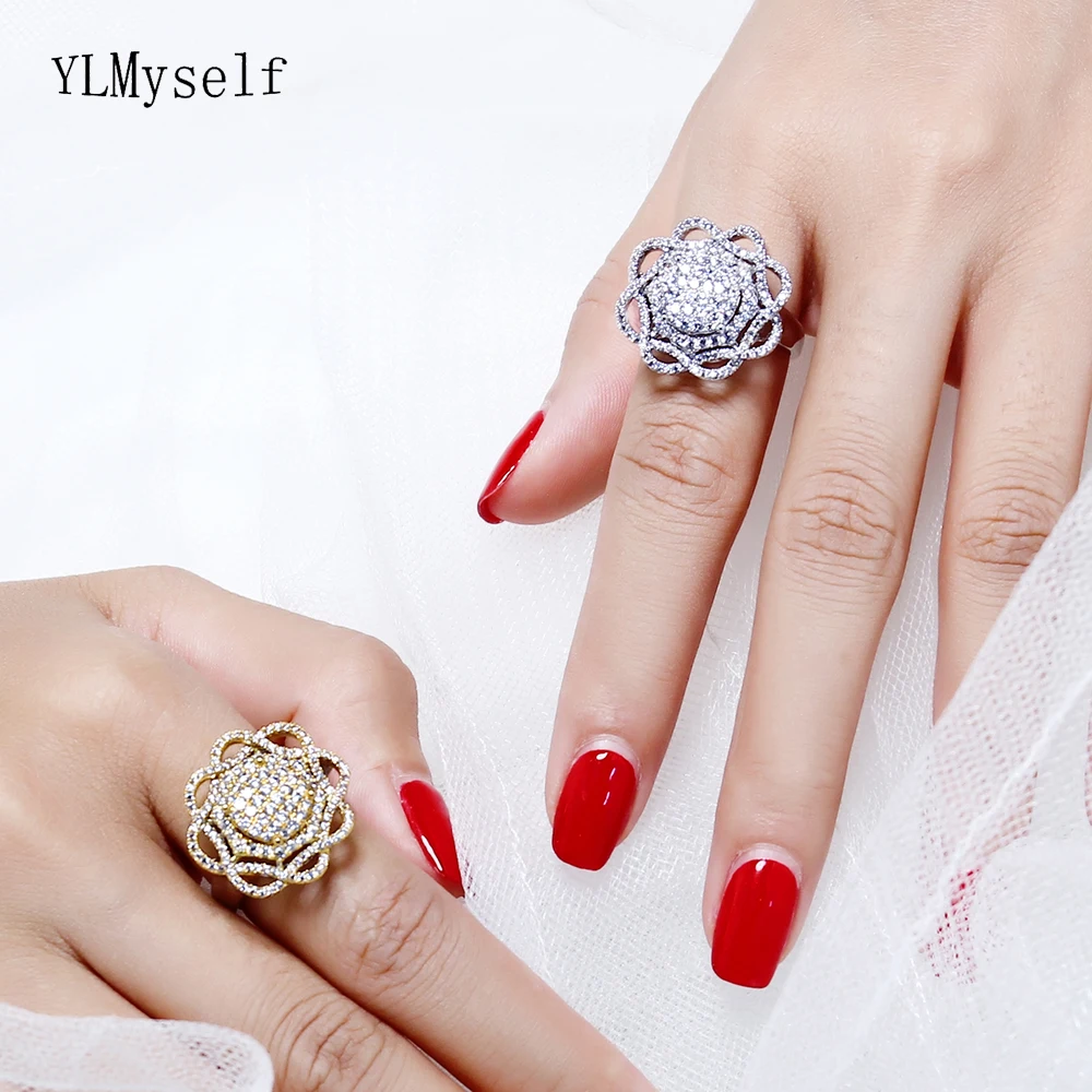 Кольцо с красивым цветком золотого и белого цвета маленькие кубические