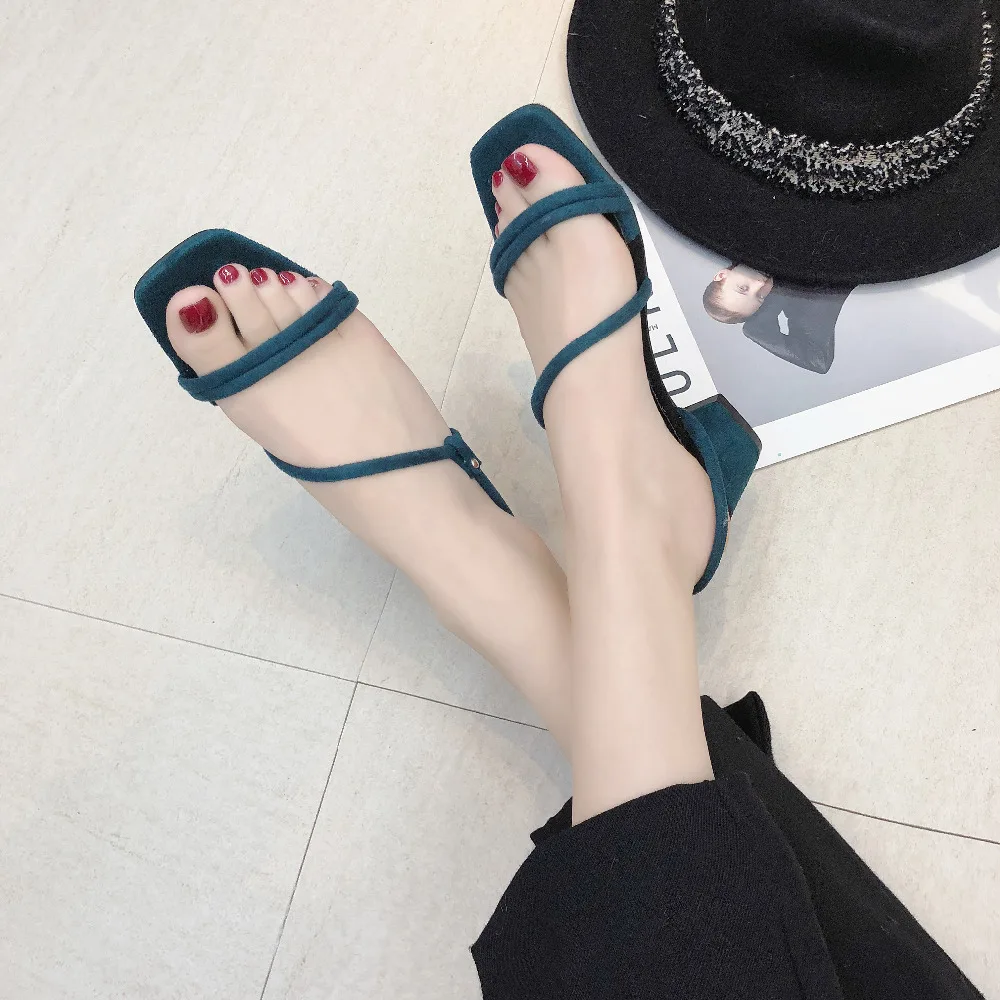 Женские замшевые босоножки на квадратном каблуке с открытым носком | Обувь