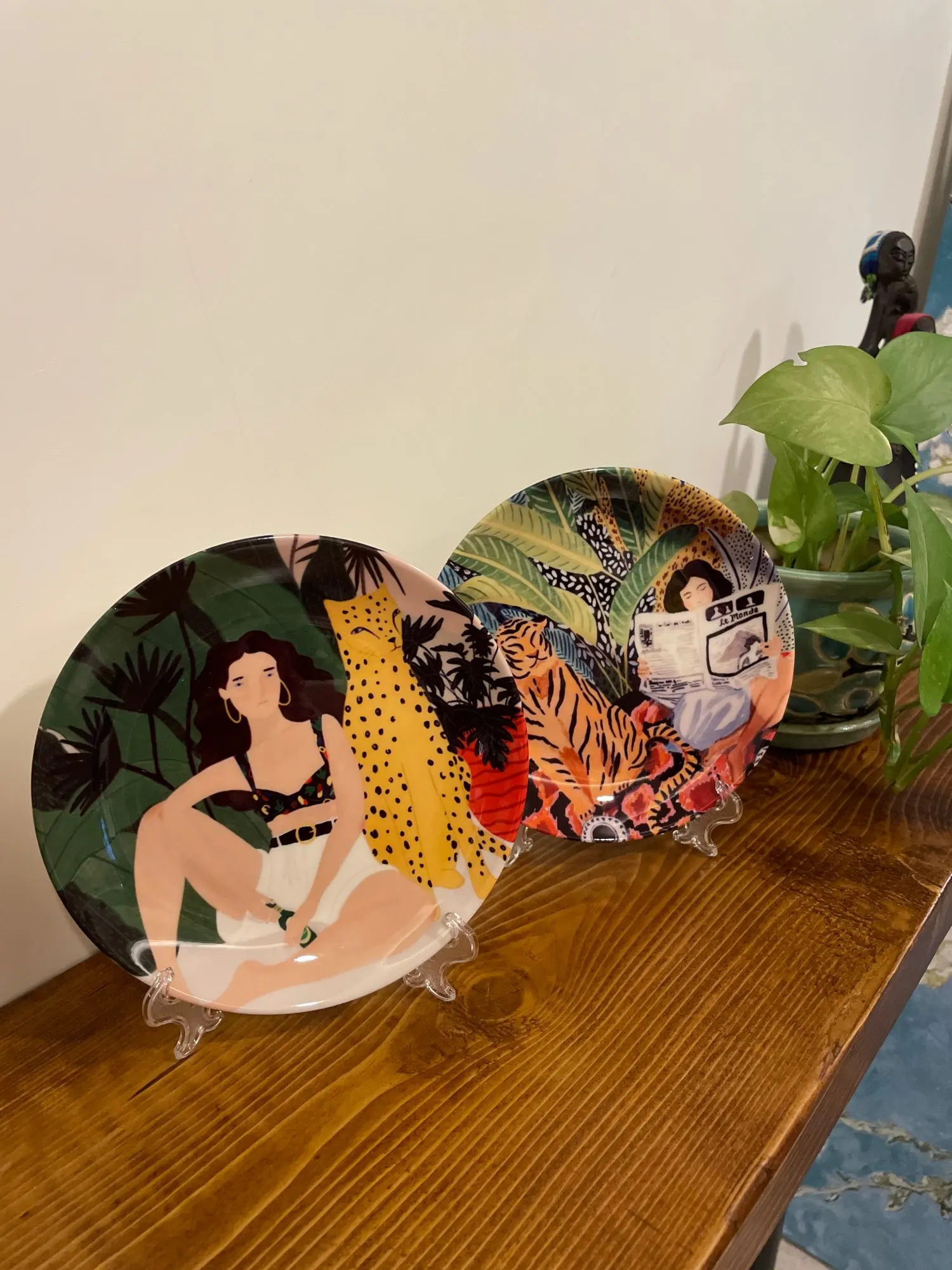 Тарелки акварельные с изображением цветов тигра и девушки креативная