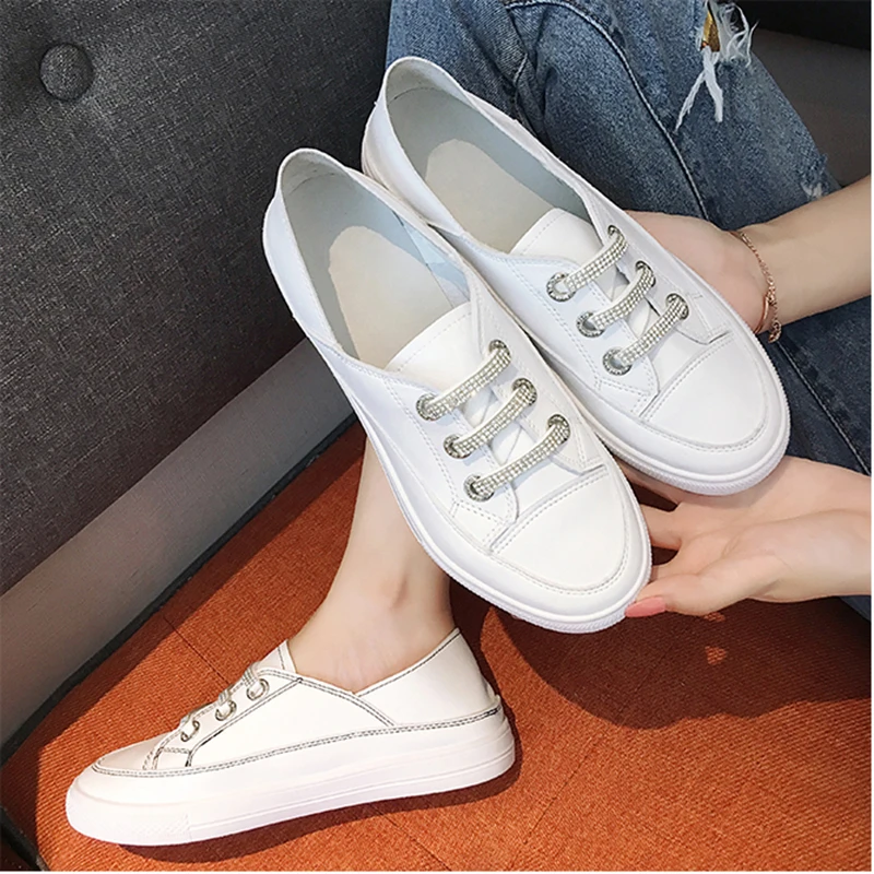 Белые туфли женские на плоской подошве со стразами и шнуровкой удобные