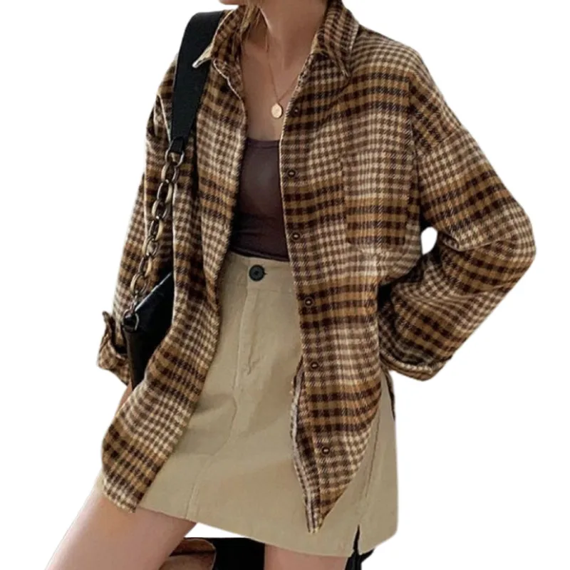 

Женская куртка с воротником на пуговицах, свободная рубашка в клетку с длинным рукавом и нагрудным карманом