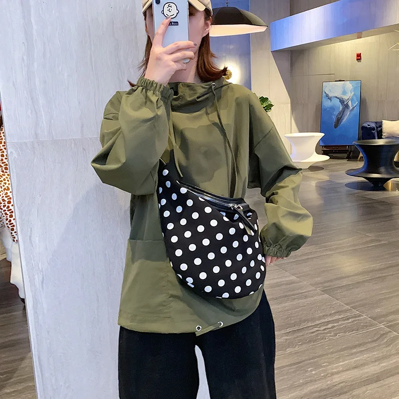 Вместительная женская сумка в форме полумесяца полукруглая Сумочка