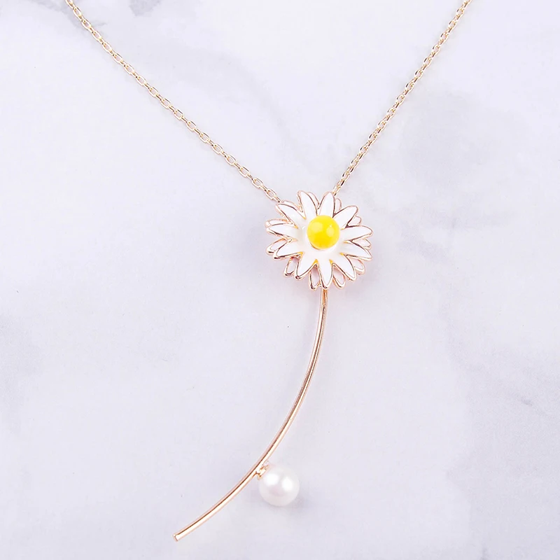 Изысканное ожерелье с жемчужной подвеской из белой эмали желтого цвета