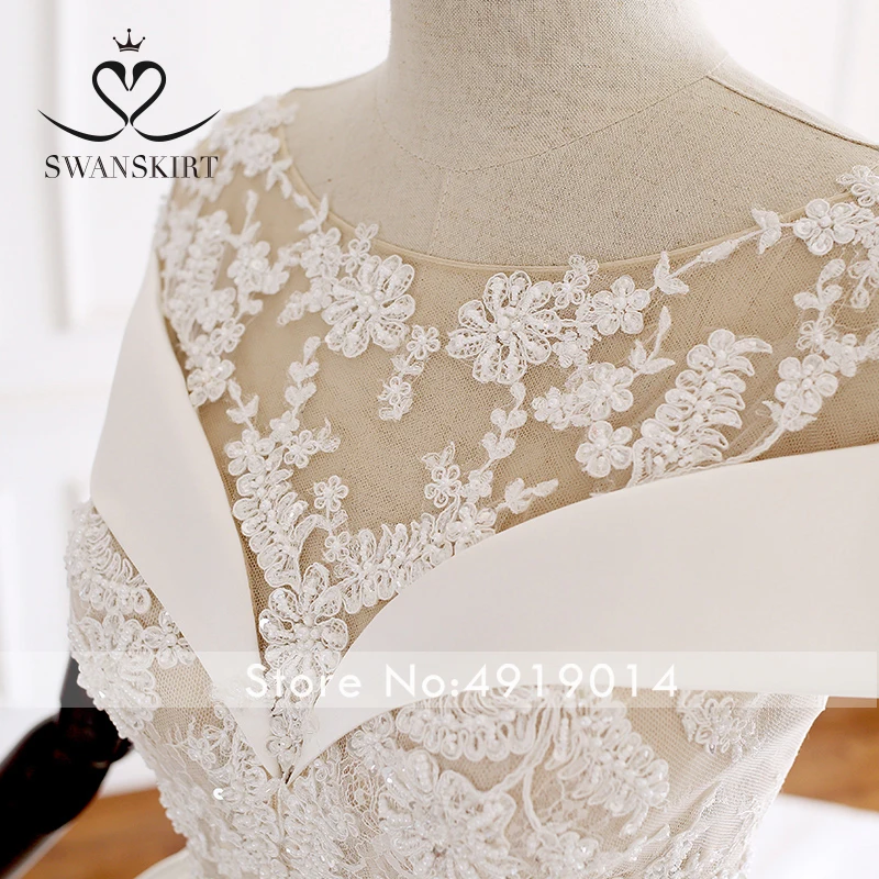 Винтажное атласное свадебное платье с аппликацией Swanskirt A242 трапециевидной формы