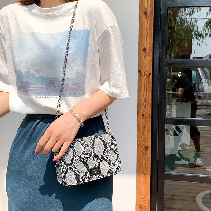 Маленькая сумка на плечо с клапаном и змеиным принтом женские сумки через из