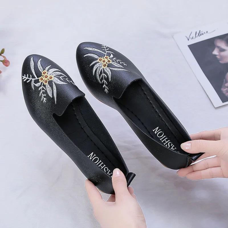 2020 Spring and Autumn Women Shallow Mouth Flats Shoes Printed Daily Shoes Women's Embroidery Casual Small Leather Shoes Loafers