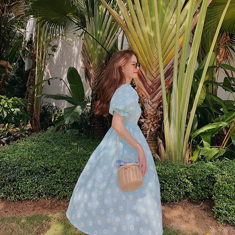 Женское длинное платье в клетку молочно-голубого цвета с рисунком маргариток