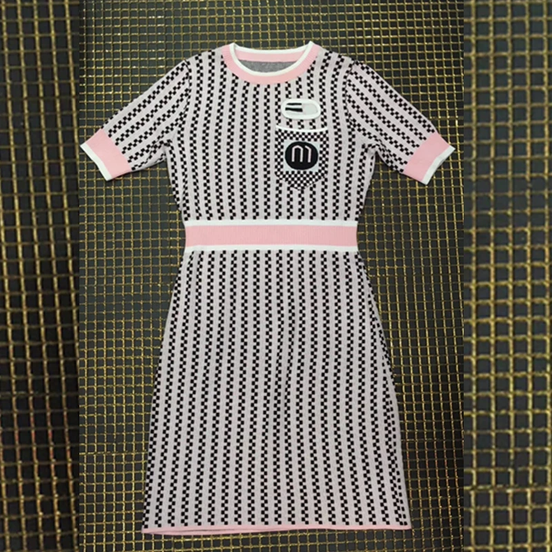 Модное жаккардовое облегающее платье в клетку с коротким рукавом и круглым