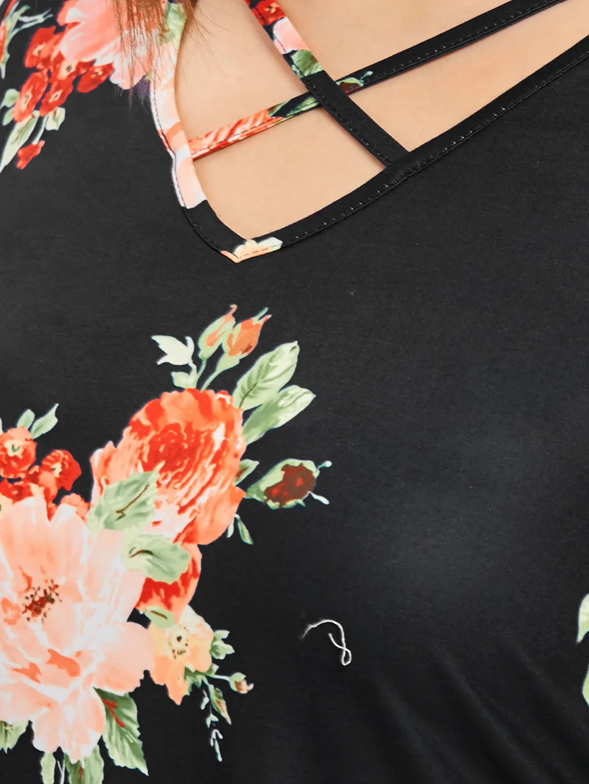 Женская футболка с цветочным принтом открытыми плечами и V образным