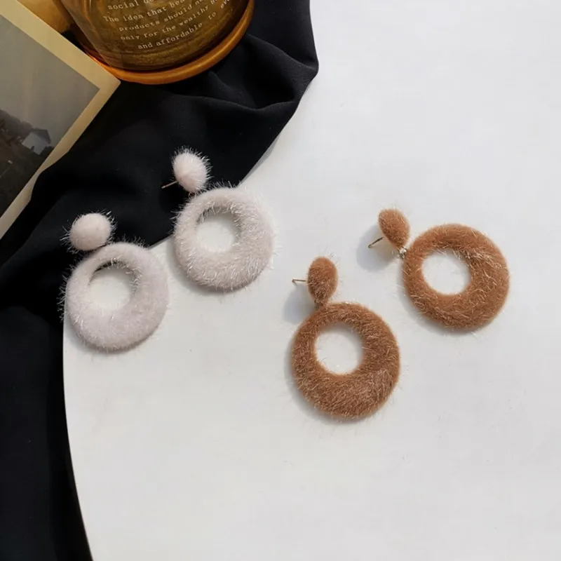 

New autumn/winter 2020, paragraph temperament plush many simple geometric circular retro earring stud earrings, South Korea