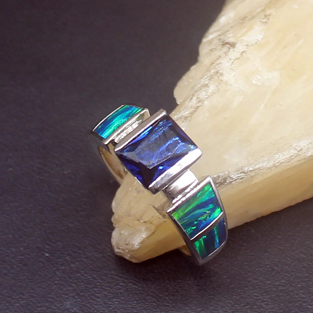 

Женское кольцо из серебра 925 пробы с голубым опалом и сапфиром