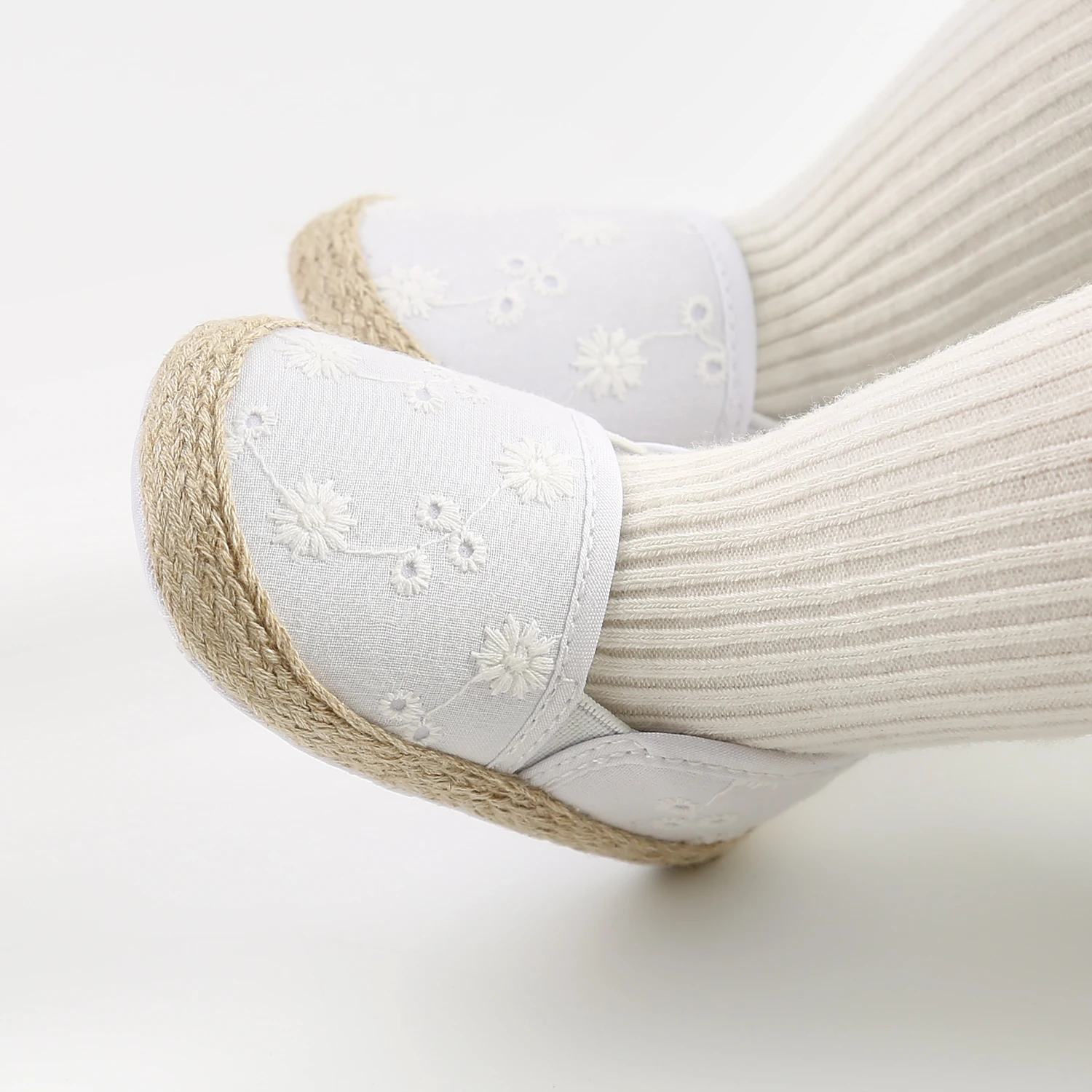 

Обувь для маленьких девочек на нескользящей мягкой подошве, обувь для кроватки, милая вышитая Цветочная обувь принцессы, обувь для первых ш...