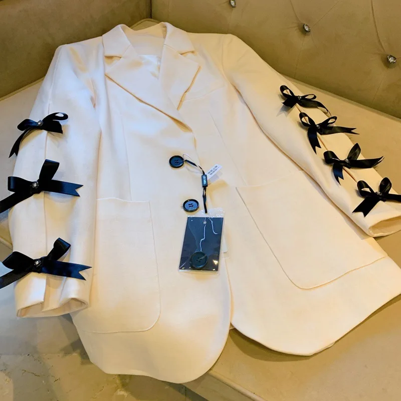 

French niche design bow long-sleeved suit 2021 new single-breasted temperament almond milk white commuter west decoration top