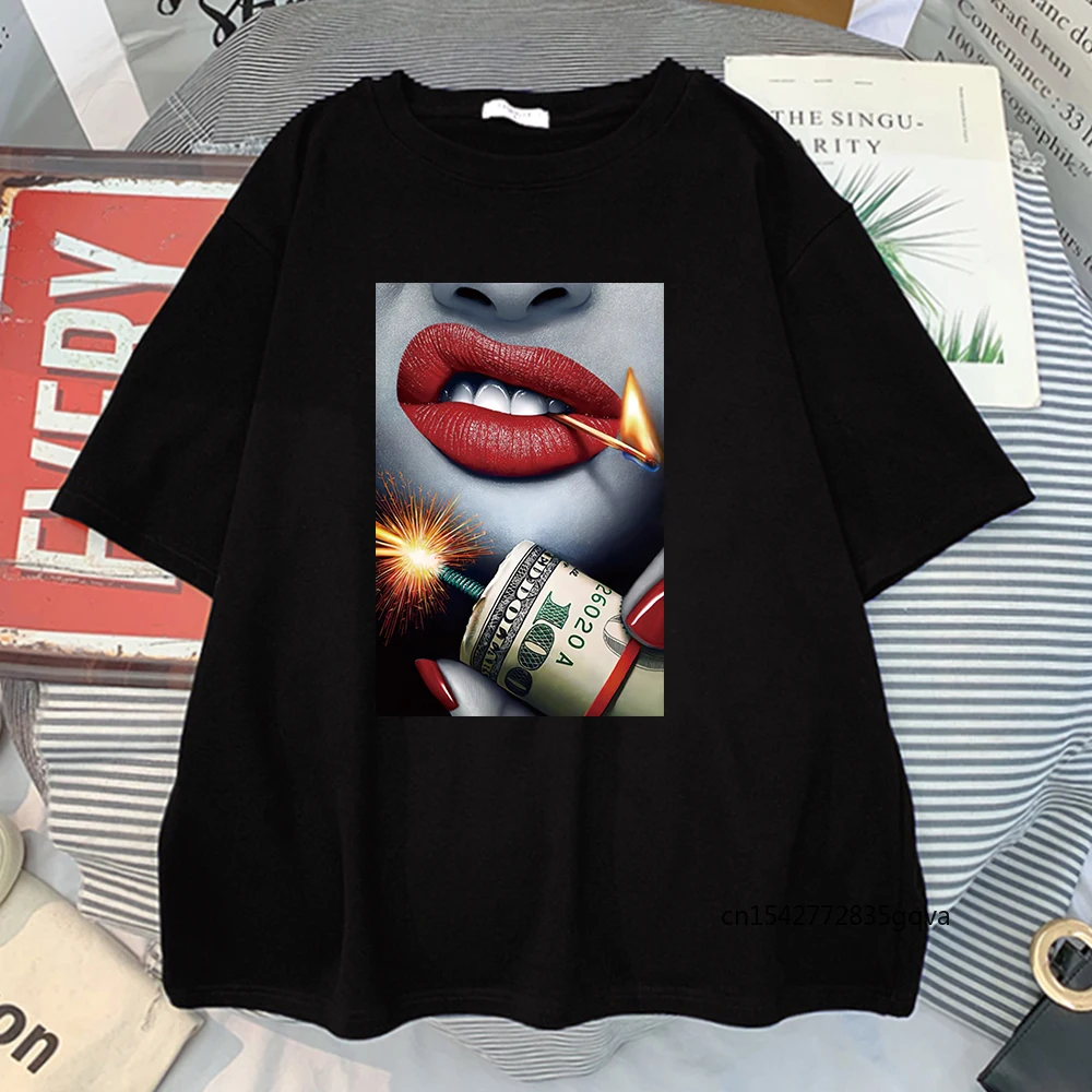 

Женские футболки с принтом в виде красных губ