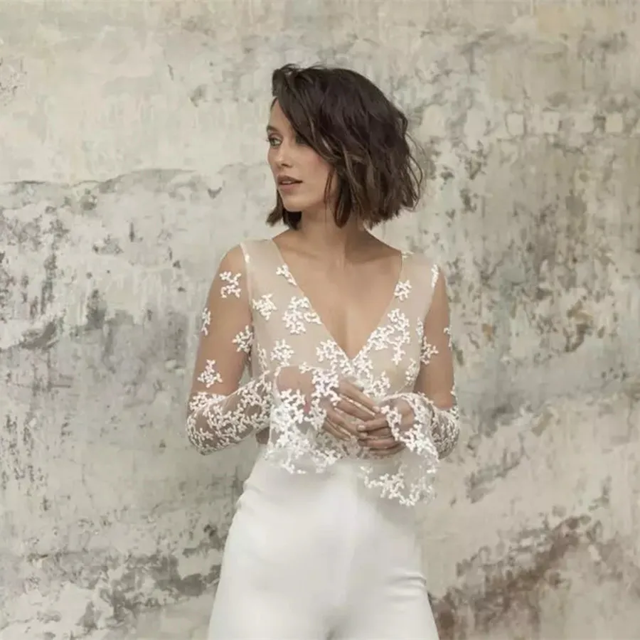 

Женский кружевной комбинезон с открытой спиной и V-образным вырезом