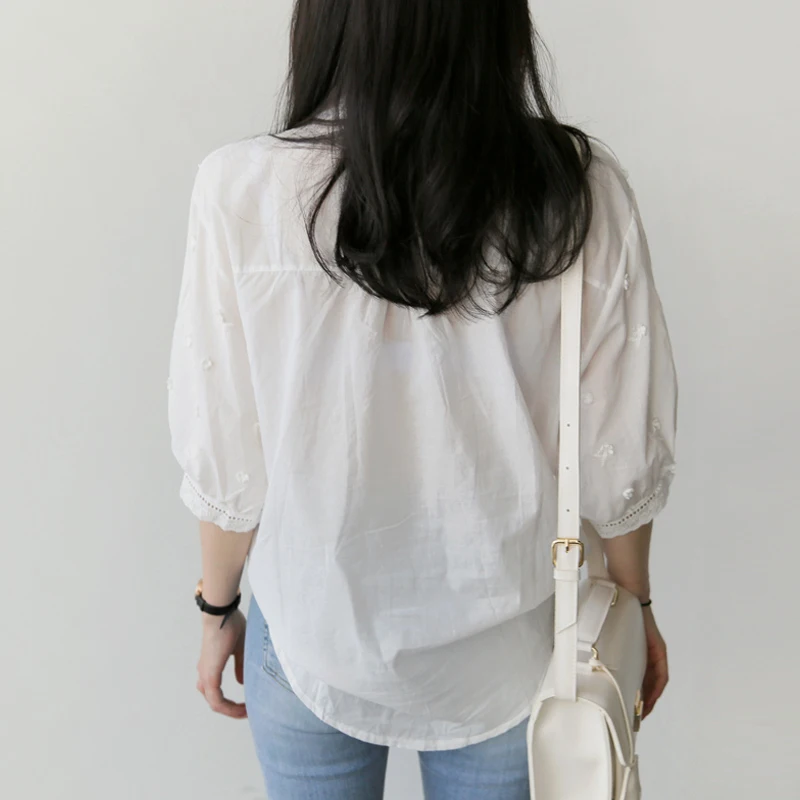 Camisa holgada de encaje para mujer, Nuevo bordado coreana con costuras huecas, flor, cuello en V, ajustada, verano 2021