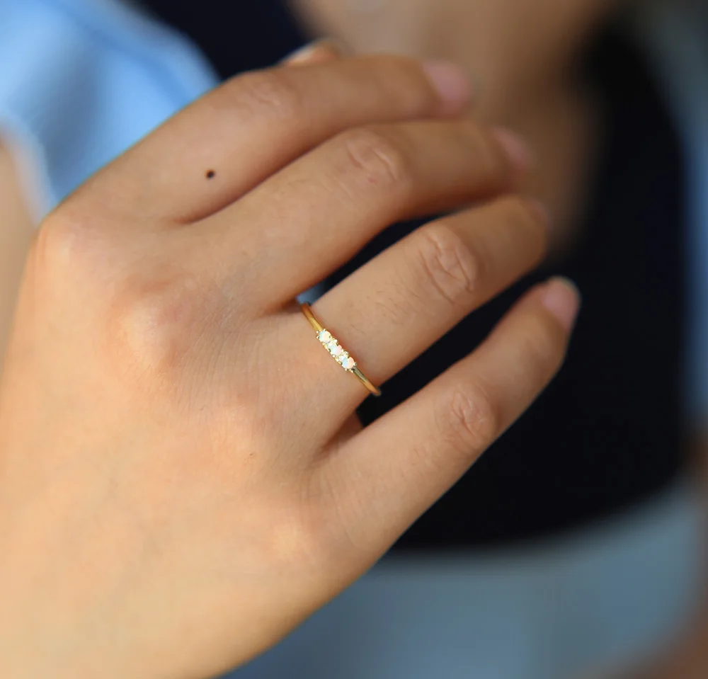 Женское кольцо в горошек белое с огненным опалом Ювелирное Украшение для