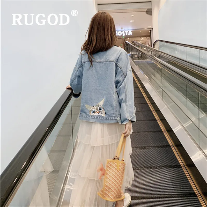 Женская джинсовая куртка с отложным воротником голубая вышитым рисунком кошки