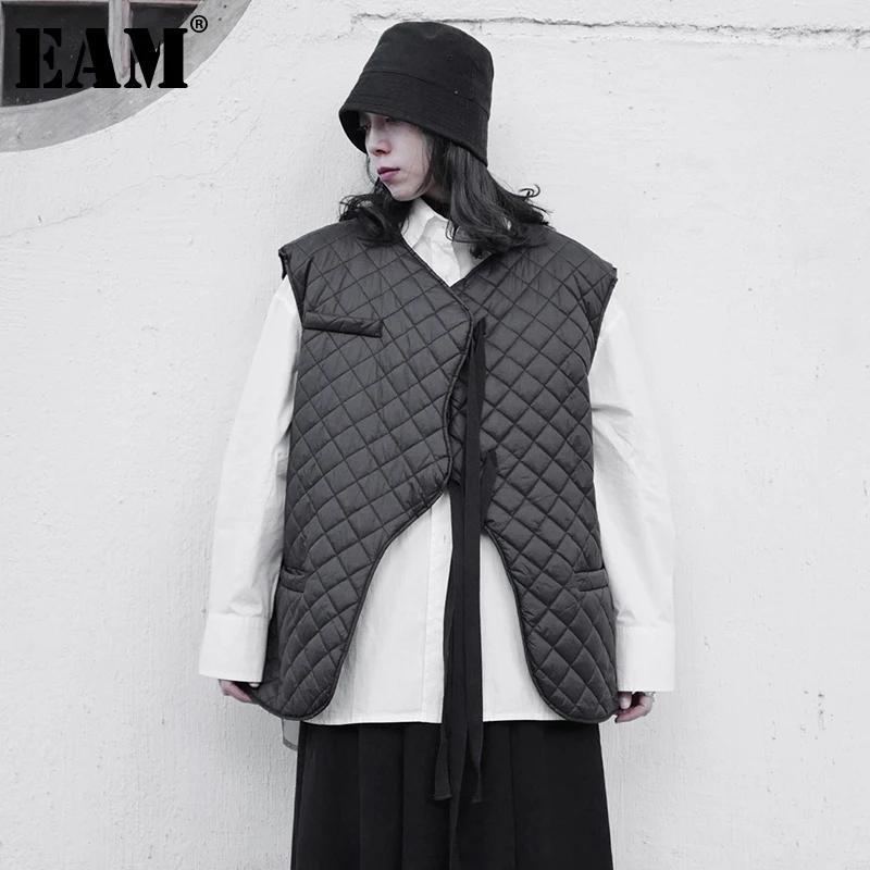 

[EAM] Women Loose Fit Black Cotton-padded Big Size Warm Vest New V-collar Sleeveless Fashion Tide Spring Autumn 2022 1DE5805