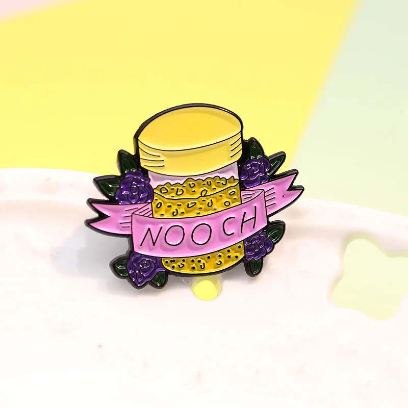 Эмалированная брошь с желтой бутылкой сыра розовая лента фиолетовые цветы