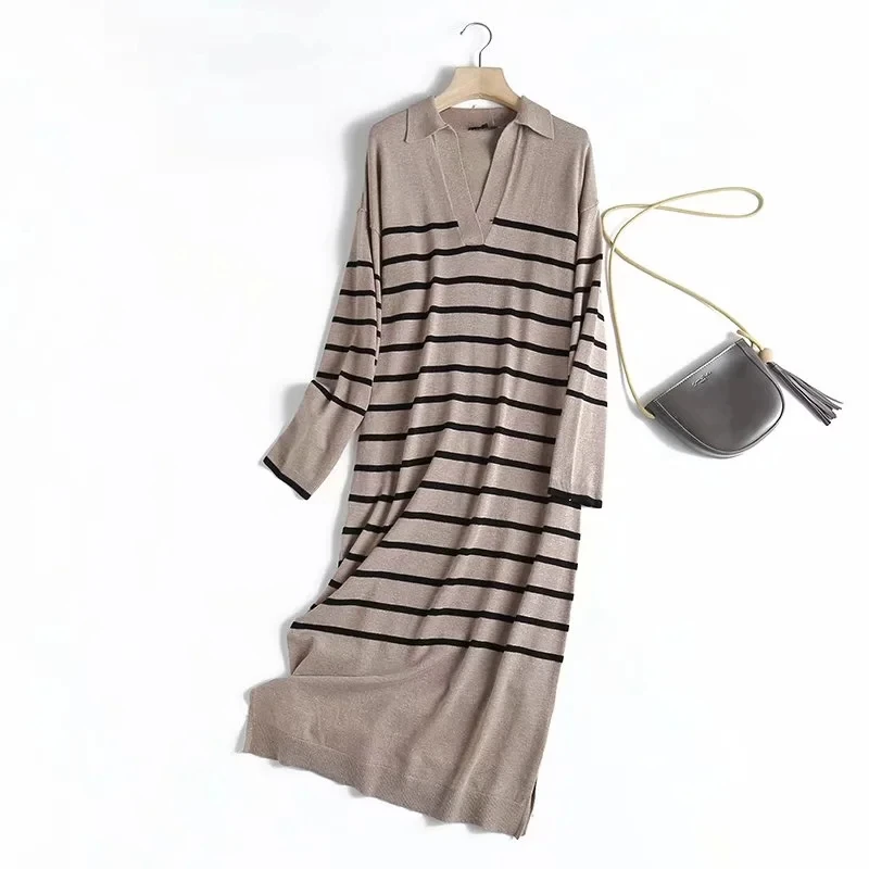 Вязаное зимнее платье-миди в полоску с V-образным вырезом | Женская одежда