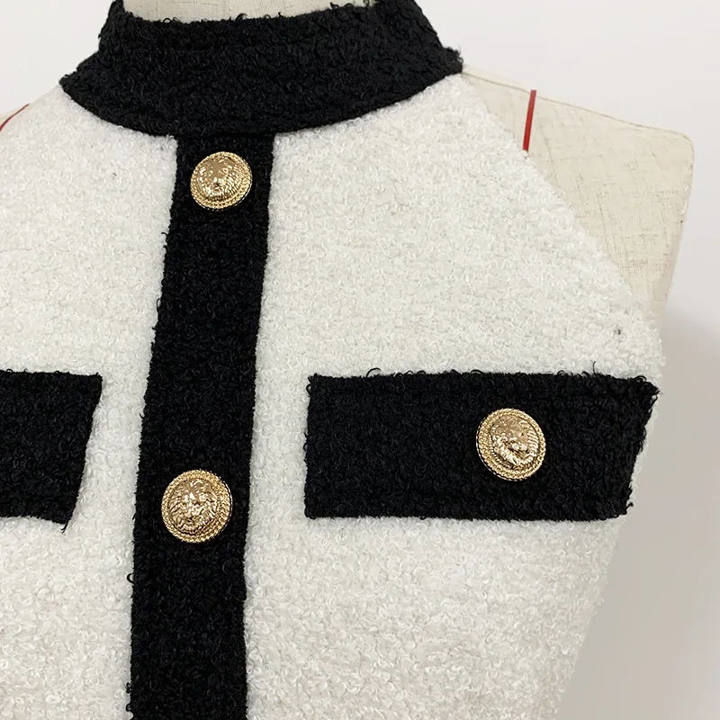 Летнее подиумное платье-карандаш золотистого Льва на пуговицах с цепочкой