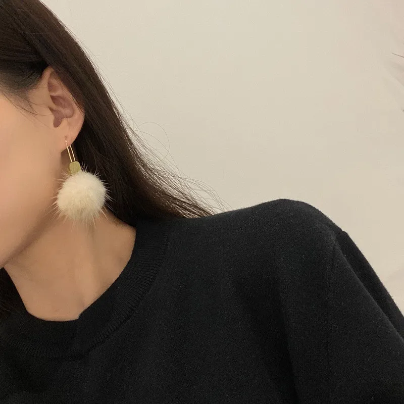 

Autumn/winter New Fund Joker Temperament Women Earring Super Fairy Sweet Wool Ball Of Wool Advanced Feeling Earrings