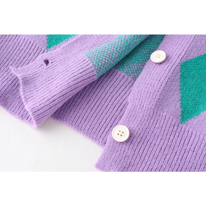 Женский трикотажный кардиган в клетку с V-образным вырезом и длинным рукавом |