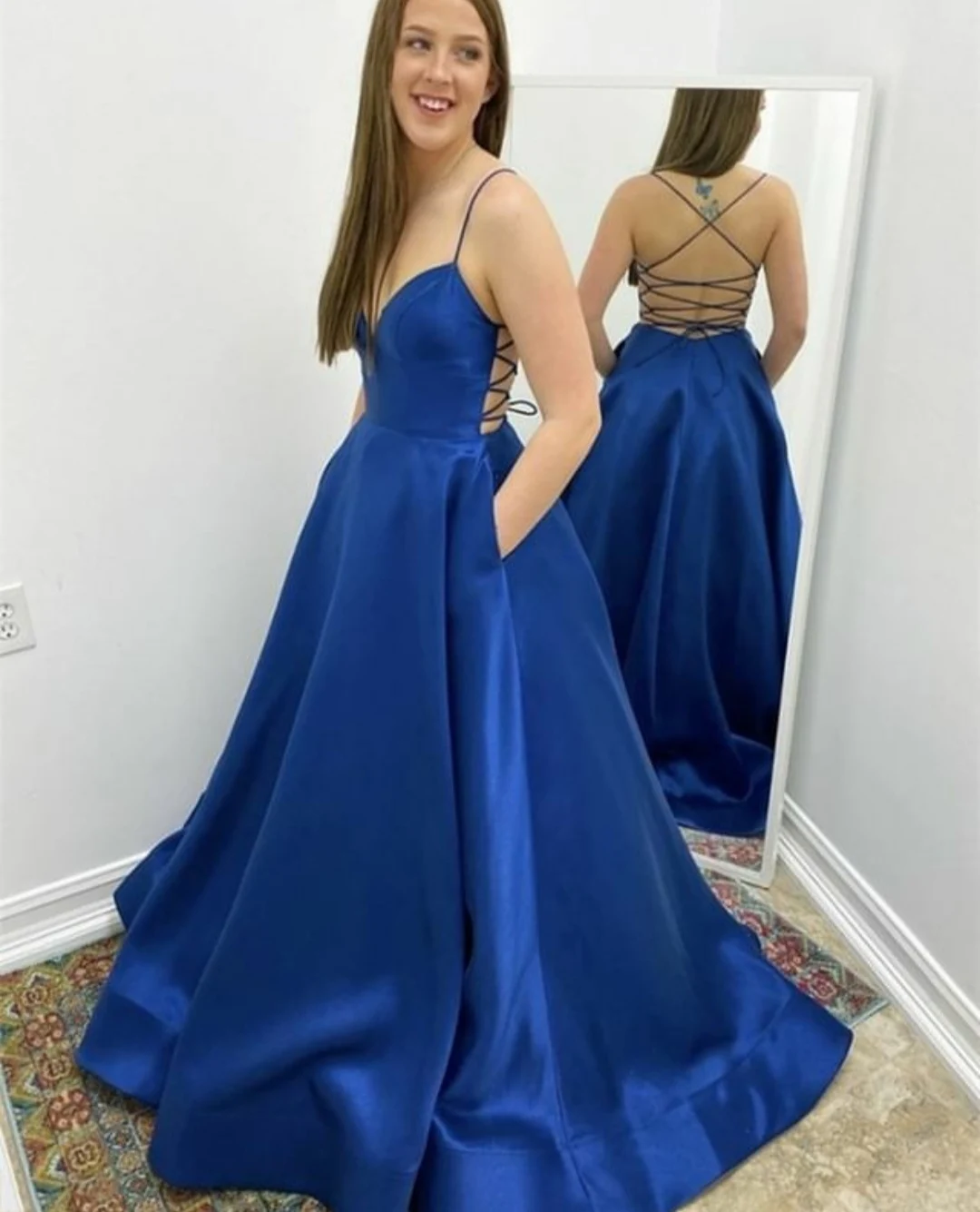 

Женское длинное атласное платье-трапеция с карманами и перекрестной спиной