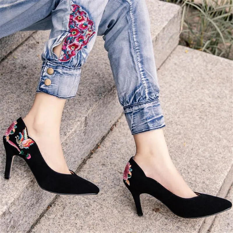 Туфли-лодочки женские из натуральной кожи с вышивкой | Обувь