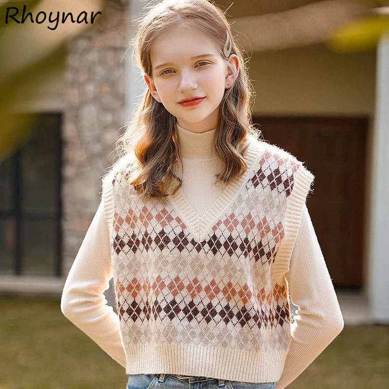 Женский свитер жилет с узором ромбиками и V образным вырезом| |