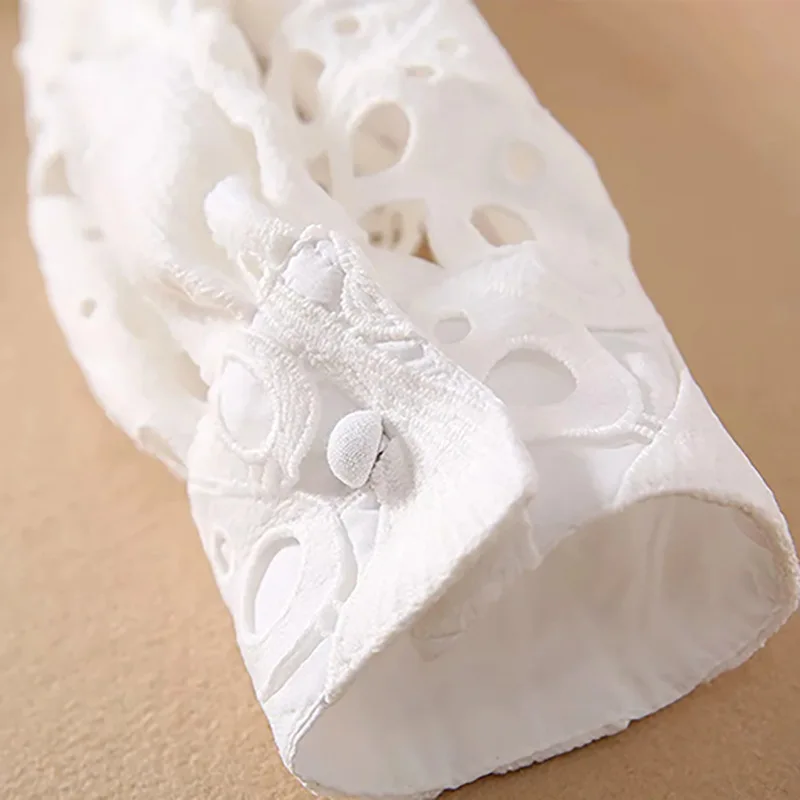 

2021 SPRING ROUND NECK LACE EYELET TOP & SKIRT SET