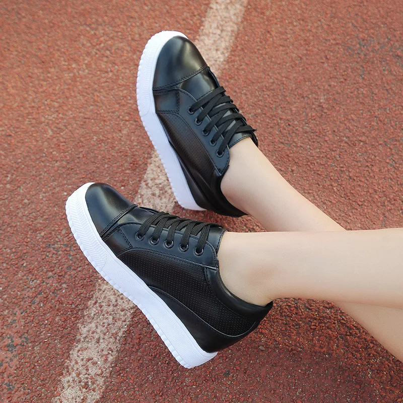 Белые скрытые кроссовки на высоком каблуке нескользящие модные женские туфли