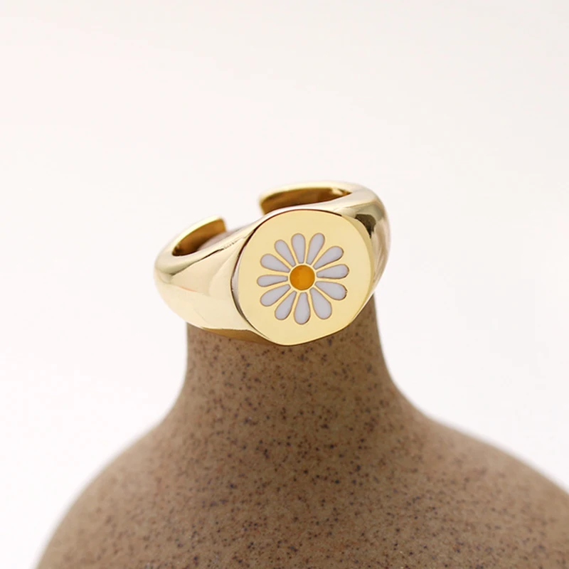 

Aesthetic Rings For Women Vintage Cute Flower Daisy Adjustable Gold Ring Enamel Party Couple Rings Gift Korean Style Jewelry