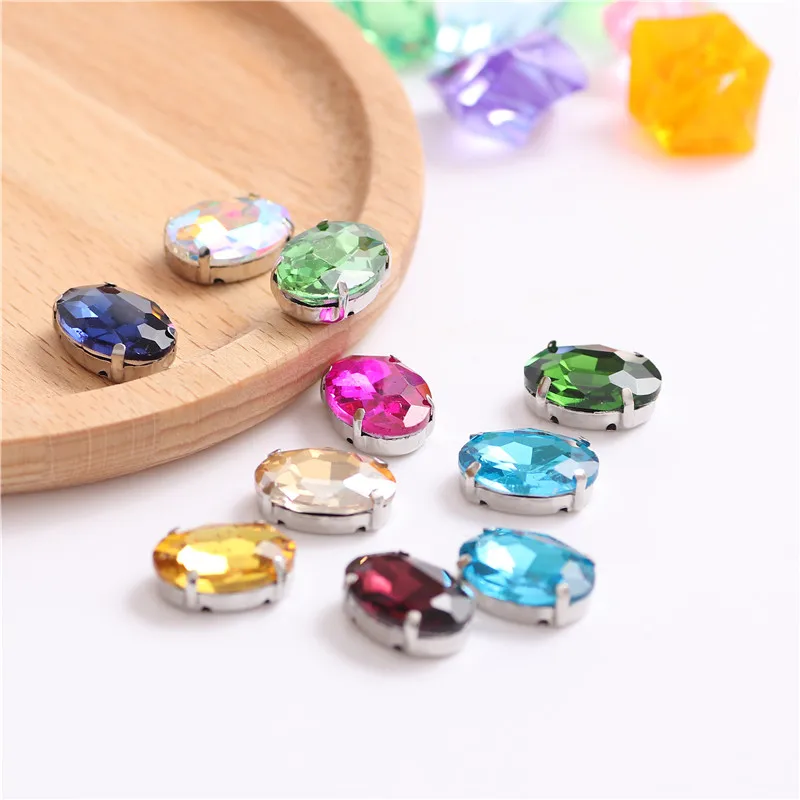 Стеклянные стразы овальной формы с кристаллами пришивные серебряным креплением