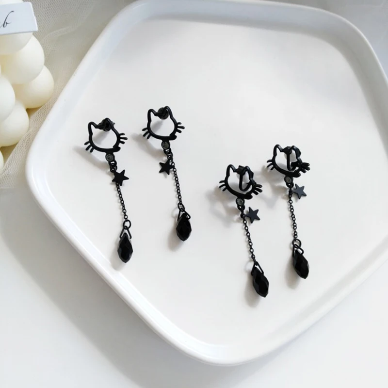 Креативная уличная съемка красивая черная кошачья голова без ушей пирсинг ушные