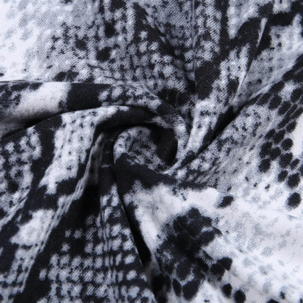 Женское облегающее платье-мини с открытыми плечами длинным рукавом и принтом под