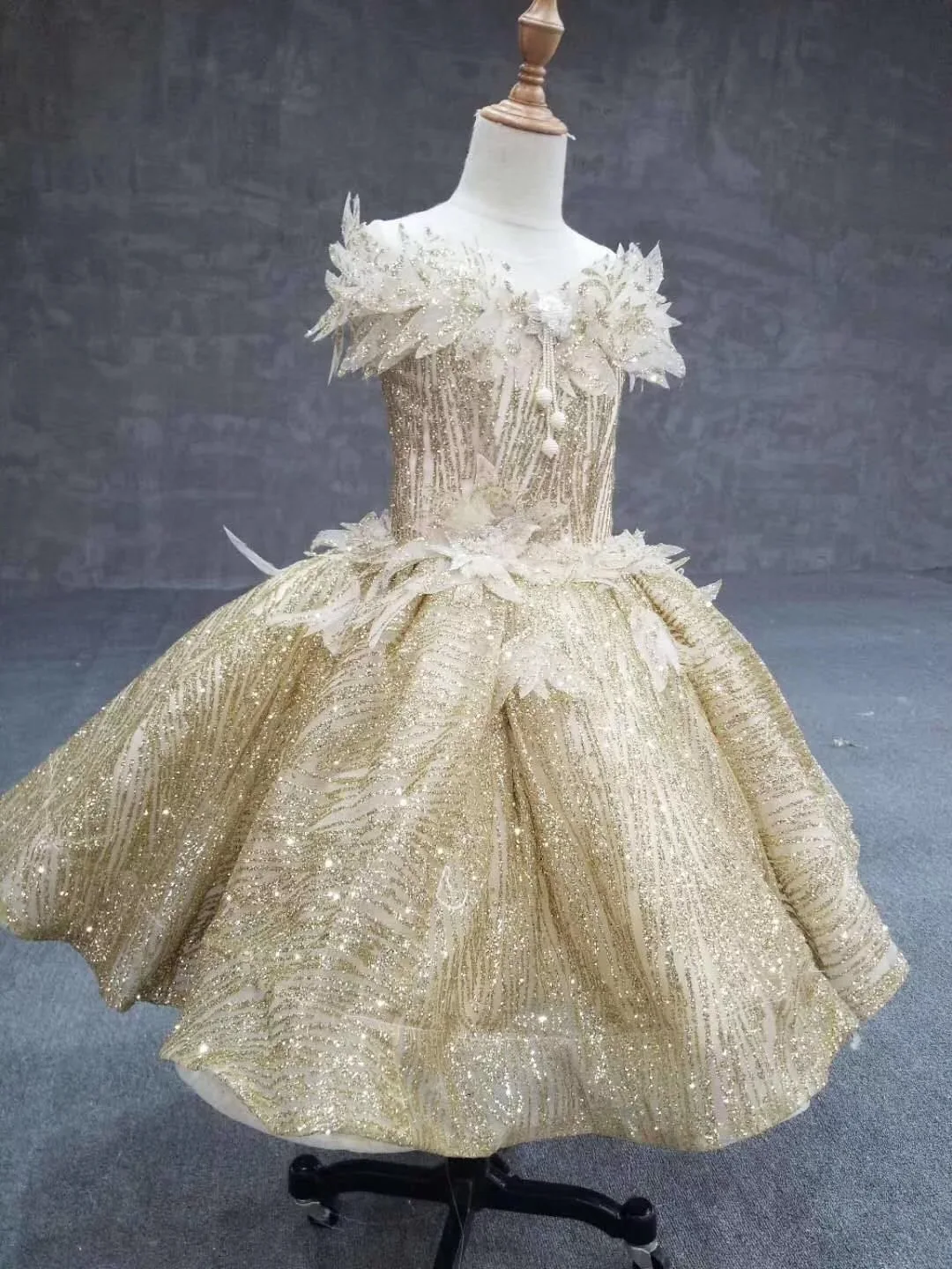 2019 г. Золотое кружевное блестящее платье с цветочным узором для девочек