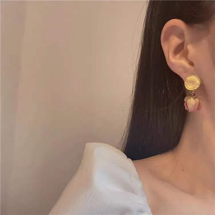 

Romantic Pink Color Imitation Rose Pendant Earrings for Women Ladies Metallic Cartoon Flowers Dangle Earrings Accessories Gifts