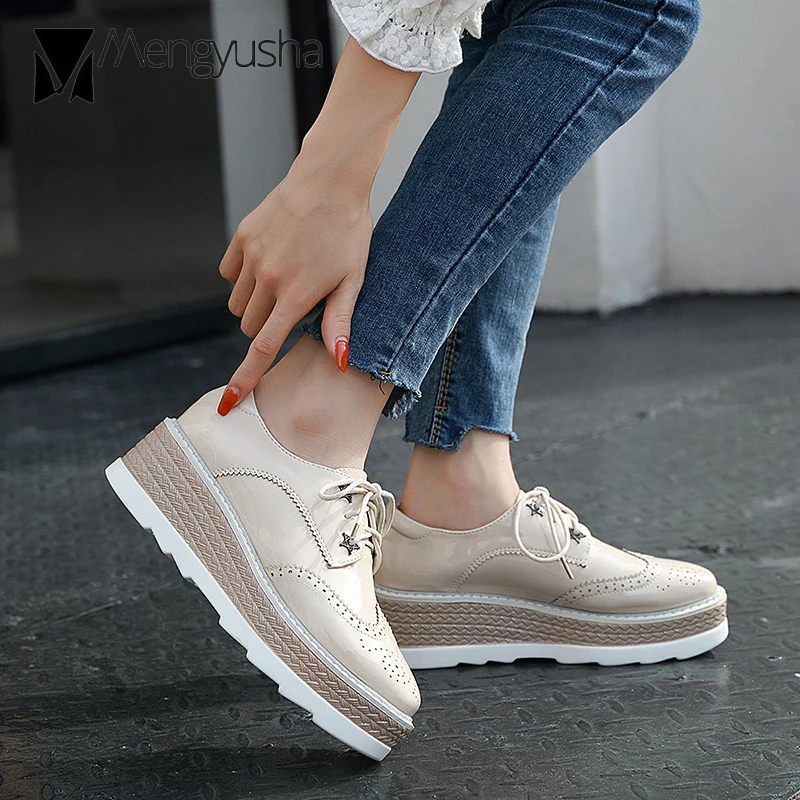 Броги с перфорацией на шнуровке женские брендовые туфли из лакированной кожи