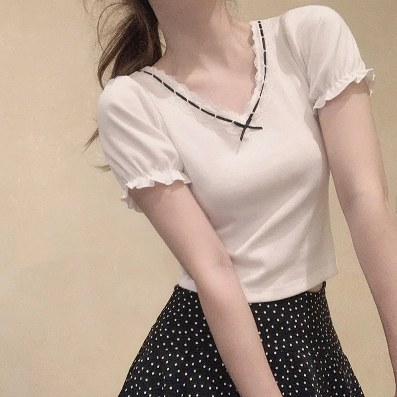 Белая футболка для милой девушки с V образным вырезом и бантом облегающая