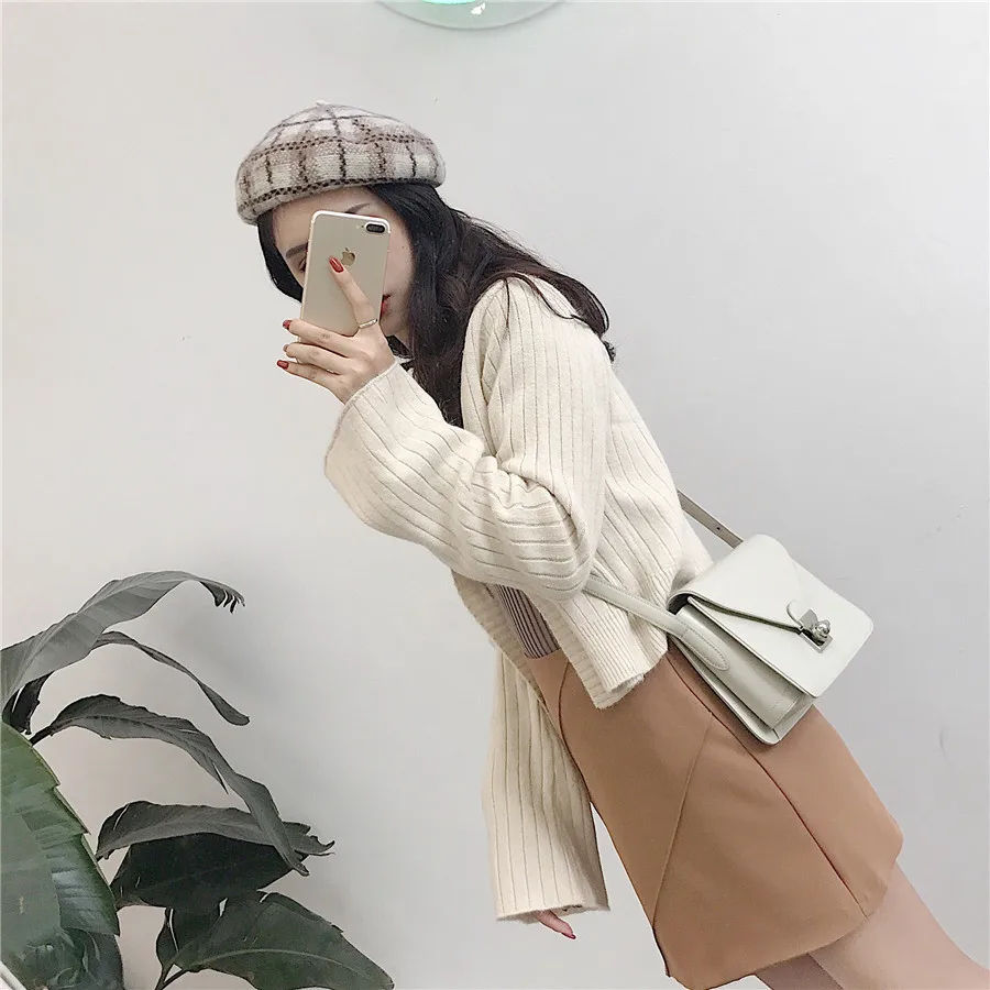 Женский вязаный кардиган на пуговицах с глубоким v-образным вырезом укороченный