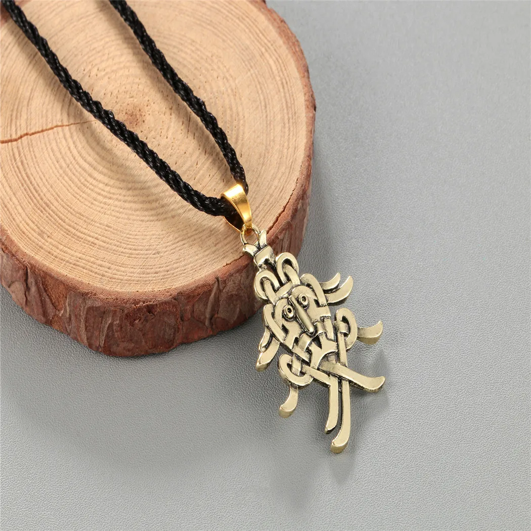 Оригинальное женское колье QIAMNI с подвеской-символом в виде маски яркое