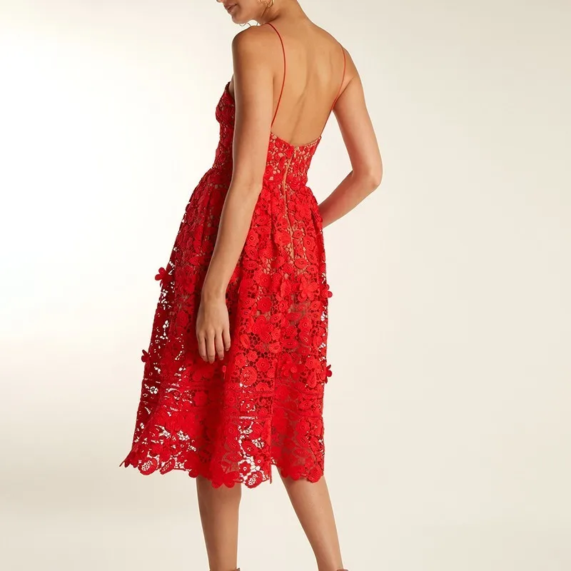 Женское платье на бретелях TWOTWINSTYLE элегантное кружевное средней длины с v
