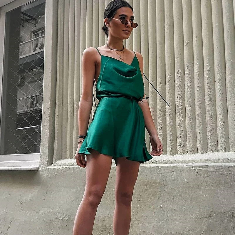 Женское атласное платье на бретелях-спагетти привлекательное шелковое