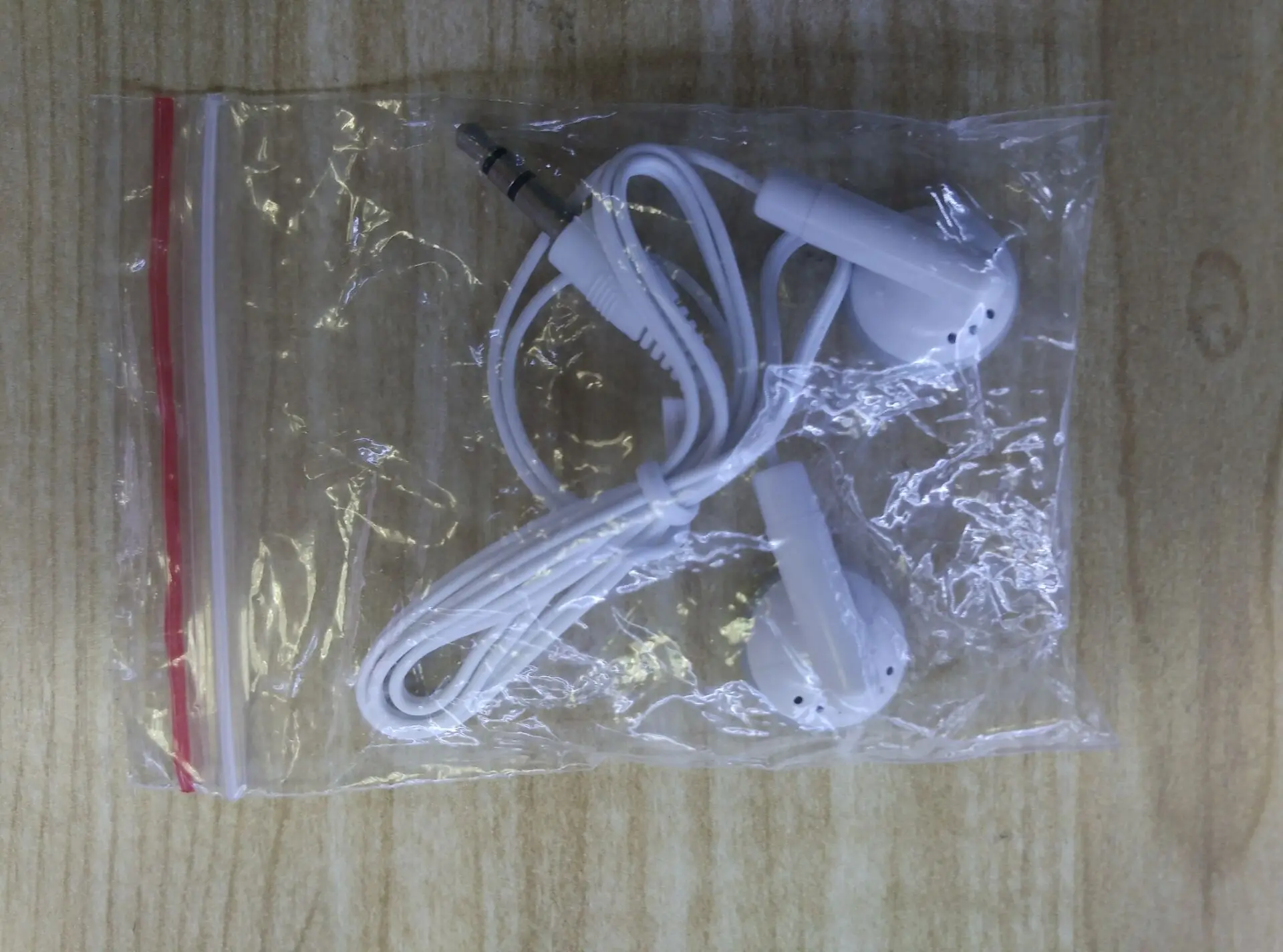 

Mobile phone earphone with cable earplug earphone MP3 / MP4 stock earphone in ear flat ear wired earphone